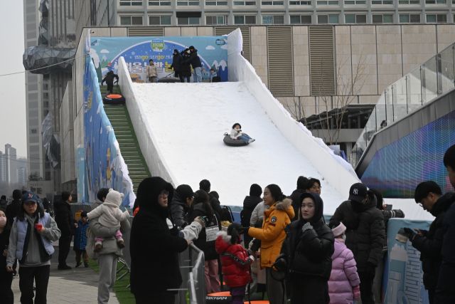 북적이는 경기도담뜰 겨울 눈밭 놀이터 [포토뉴스]