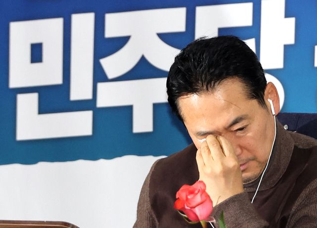 국민의힘 장동혁 대표가 18일 국회 로텐더홀에서 더불어민주당에 통일교·공천헌금 '쌍특검' 수용을 요구하며 나흘째 단식 투쟁을 이어가고 있다. 연합뉴스