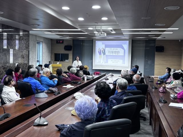 파주시의 ‘찾아가는 치매 예방 교육 및 기억력 안심 체크’ 프로그램 운영 모습. 파주시 제공