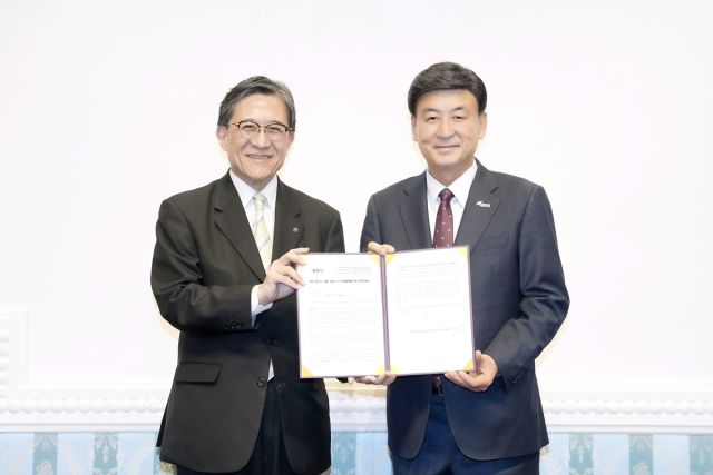방세환 광주시장(오른쪽)이 일본 교토시청에서 마쓰이코지 교토시장에게 양도시간 실질적 협력을 제안하는 교류의향서를 전달한 뒤 기념 촬영을 하고 있다. 광주시 제공