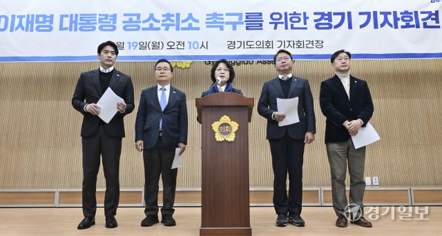 19일 경기도의회 기자회견실에서 열린 '이재명 대통령 공소취소 촉구를 위한 경기 기자회견'에서 추미애 법사위원장이 인사말을 하고 있다. 홍기웅기자