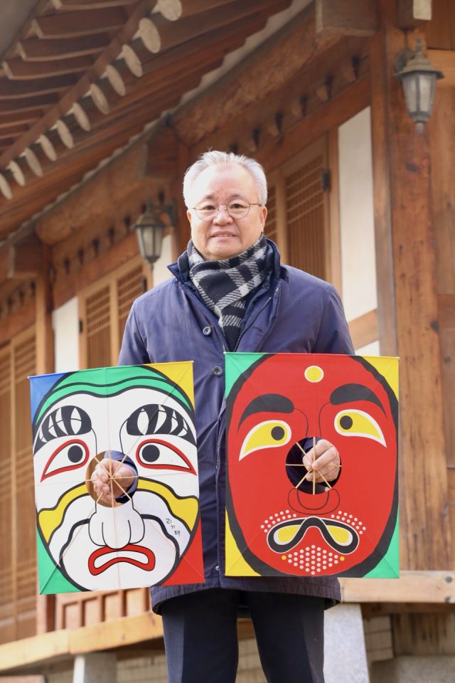 리기태 방패연 명장이 두 작품을 들고 사진촬영을 하고있다. 나경식 기자