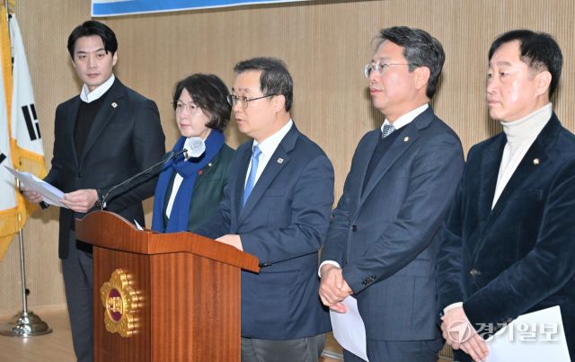 19일 경기도의회 기자회견실에서 열린 '이재명 대통령 공소취소 촉구를 위한 경기 기자회견'에서 이건태 국회의원이 기자회견문을 낭독하고 있다. 홍기웅기자