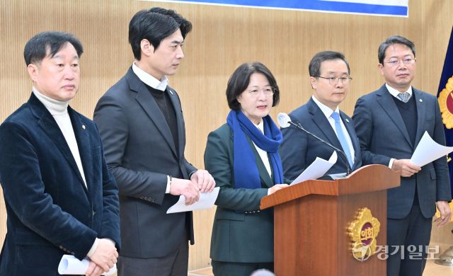 19일 경기도의회 기자회견실에서 열린 '이재명 대통령 공소취소 촉구를 위한 경기 기자회견'에서 추미애 법사위원장이 인사말을 하고 있다. 홍기웅기자