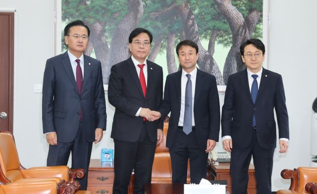 더불어민주당 한병도 원내대표(오른쪽 두번째)와 국민의힘 송언석 원내대표(왼쪽 두번째)가 19일 국회 운영위원장실에서 회동하기에 앞서 기념 촬영하고 있다. 오른쪽은 더불어민주당 천준호 원내운영수석부대표, 왼쪽은 국민의힘 유상범 원내운영수석부대표. 연합뉴스