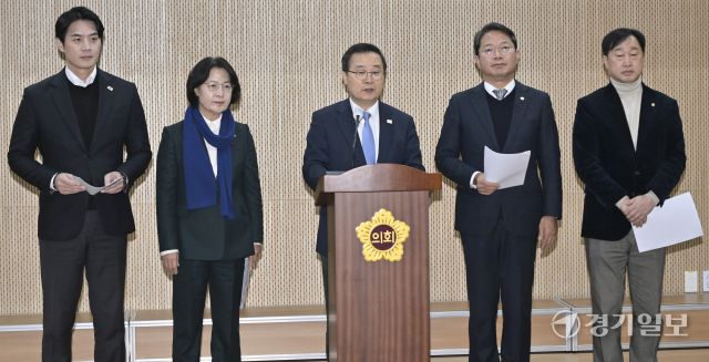 19일 경기도의회 기자회견실에서 열린 '이재명 대통령 공소취소 촉구를 위한 경기 기자회견'에서 이건태 국회의원이 기자회견문을 낭독하고 있다. 홍기웅기자