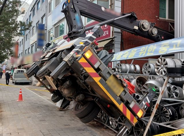 지난 18일 오전 인천 계양구 계산동에서 사다리차가 넘어진 모습. 연합뉴스