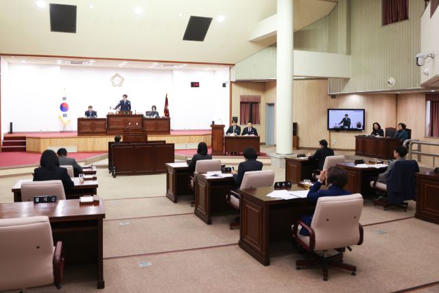 군포시의회 제285회 정례회에서 의원들이 각각의 안건에 대한 심의·의결하고 있다. 군포시의회 제공