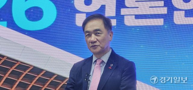 19일 오후 평택시청 대회의실에서 열린 ‘2026 병오년 언론인과의 신년간담회’에서 정장선 시장이 질의 응답을 진행하고 있다. 윤동현기자