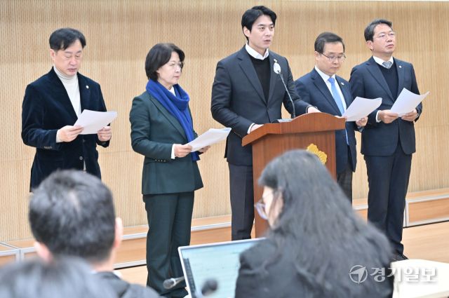 19일 경기도의회 기자회견실에서 열린 '이재명 대통령 공소취소 촉구를 위한 경기 기자회견'에서 한준호 국회의원이 기자회견문을 낭독하고 있다. 홍기웅기자