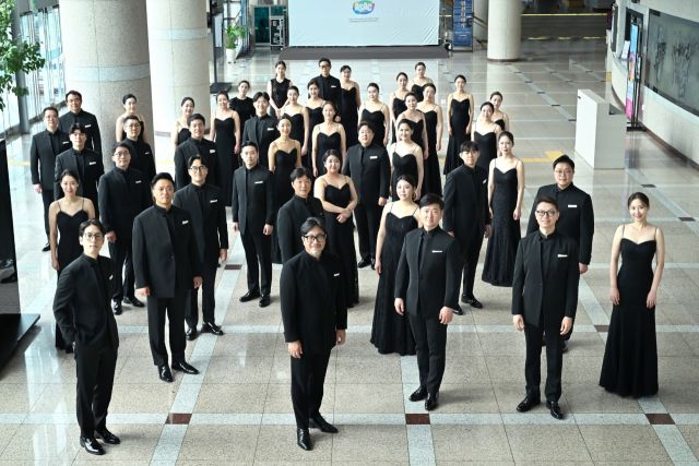 세계 12대 합창단으로 선정된 안산시립합창단이 안산문화예술의전당에서 함께 사진촬영을 하고 있다. 안산시 제공