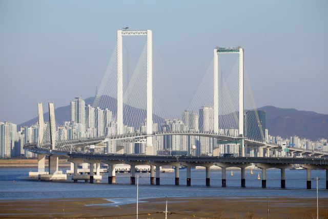 인천 영종국제도시와 청라국제도시를 연결하는 청라하늘대교 전경. 인천경제청 제공