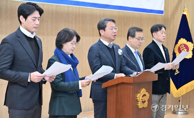 19일 경기도의회 기자회견실에서 열린 '이재명 대통령 공소취소 촉구를 위한 경기 기자회견'에서 김승원 더불어민주당 경기도위원장이 기자연설문을 낭독하고 있다. 홍기웅기자