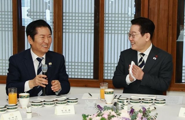 이재명 대통령이 16일 청와대 상춘재에서 열린 여야 지도부 초청 오찬 간담회에서 참석자들과 담소를 나누고 있다. 청와대 사진기자단 제공