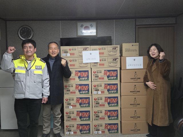 유병원 안산시 자율방범대 상록연합대장(왼쪽)이 취약계층에 라면을 전달하고 있다. 안산시 자율방범대 제공