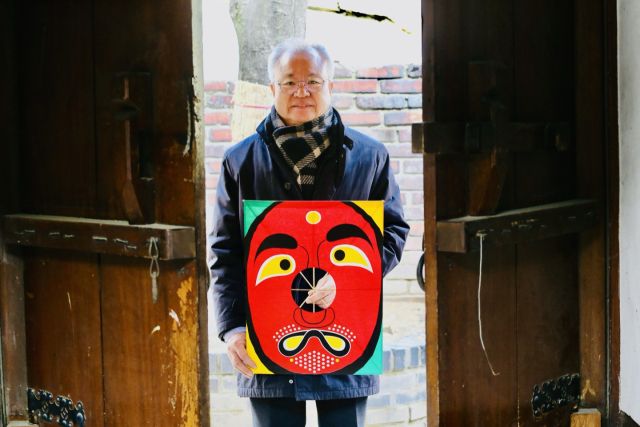 리기태 방패연 명장이 북촌문화센터에서 인터뷰하고 있다. 나경식 기자