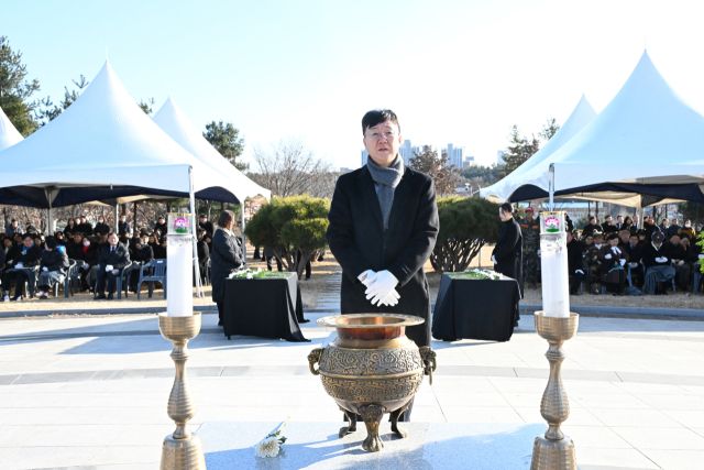 안산시 이민근 시장(가운데)을 비롯한 국회의원, 도의원, 시의원 등이 1일 새해 첫 일정으로 현충탑 참배를 진행했다. 안산시 제공