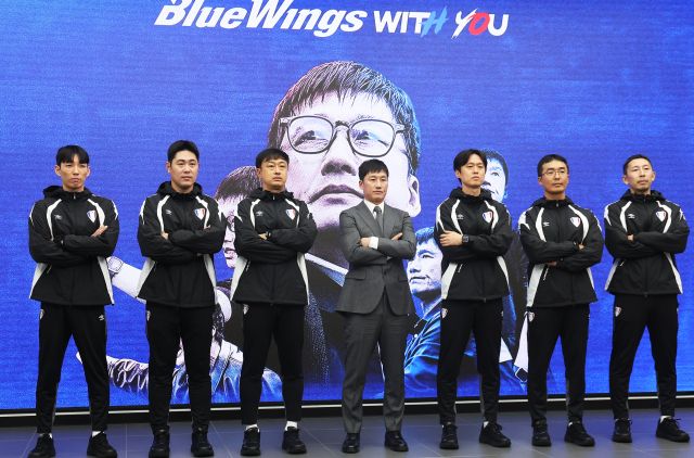 프로축구 K리그2 수원 삼성 이정효 신임 감독이 2일 경기도 수원시 권선구 도이치오토월드에서 열린 취임식에서 코치진과 포즈를 취하고 있다. 연합뉴스