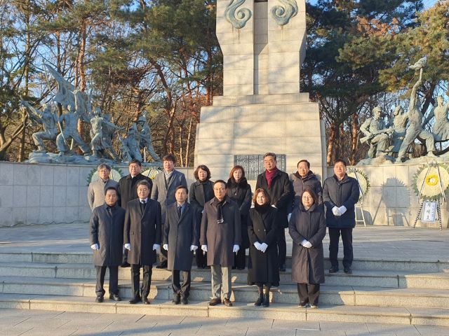 안양과천교육지원청은 현충탑 참배로 새해 업무 출발했다. 안양과천교육지원청 제공.