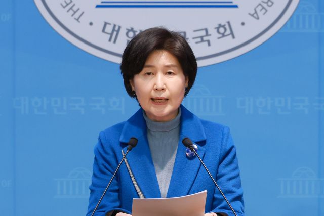 더불어민주당 백혜련 의원이 2일 국회 소통관에서 원내대표 보궐선거 출마를 선언하고 있다. 연합뉴스