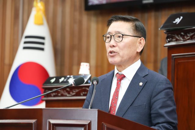 2일 여주시의회 본회의에서 정부의 4대강 재자연화 반대 결의문을 제안하고 있는 경규명 여주시의원. 유진동기자