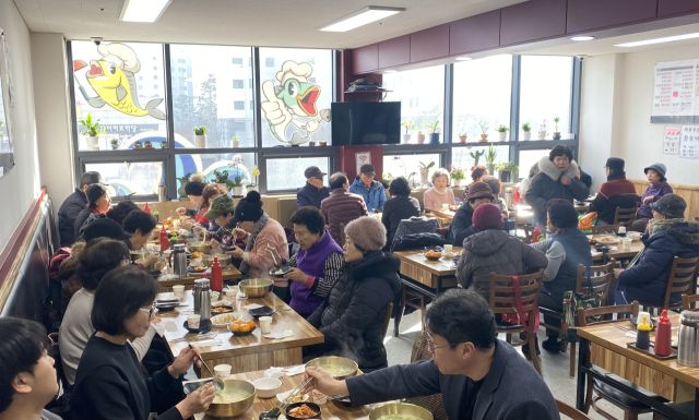 백운동 행정복지센터는 16일 백운동 소재 권가네 횟집에서 관내 어르신 50여명을 초청해 식사를 대접하는 나눔 활동을 진행했다. 안산시 제공