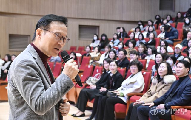 20일 오후 경기도교육청 남부청사 대강당에서 열린 '걱정말아요, 슬기로운 초등생활 토론회'에서 임태희 경기도교육감이 학부모의 질의에 답변하고 있다. 이번 토론회는 초등새내기 학부모의 고민타파를 위해 진행됐다. 홍기웅기자