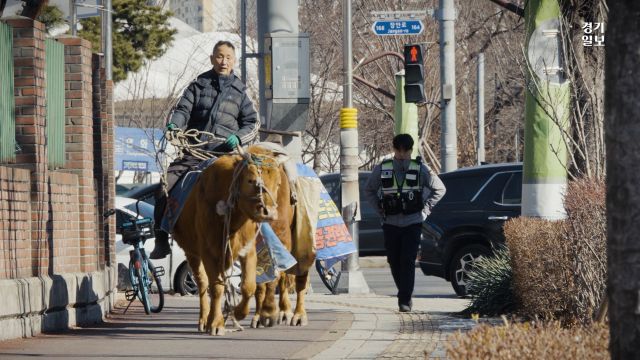 20일 오후 1시께 자신이 고소한 사건이 각하되자 이의신청을 접수하러 가는 A씨 모습. 김도균기자