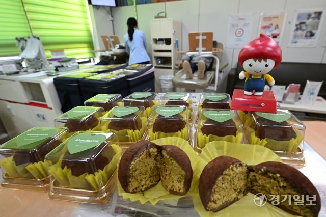 20일 오전 인천 연수구 대한적십자사 인천혈액원내 헌혈의 집에 전혈·혈소판 헌혈자에게 증정할 두바이쫀득쿠키가 놓여 있다. 겨울방학과 독감 유행으로 헌혈이 감소하는 가운데 대한적십자사 인천혈액원은 헌혈자의 만족도를 높이기 위해 이번 행사를 마련했다.조병석기자