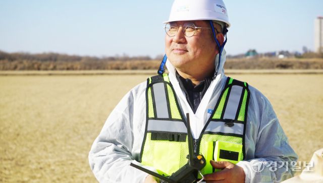 이준석 장항습지 철새 드론급식 봉사대장이 볍씨를 살포하고 있는 드론을 바라보고 있다. 신진욱기자