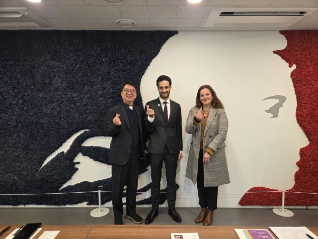 조영민 용인교육지원청 교육장(왼쪽)과 피에르 모르코스 주한 프랑스 대사관 최고 책임자(가운데)가 글로벌 교육 협력 체계 강화에 나섰다. 용인교육지원청 제공