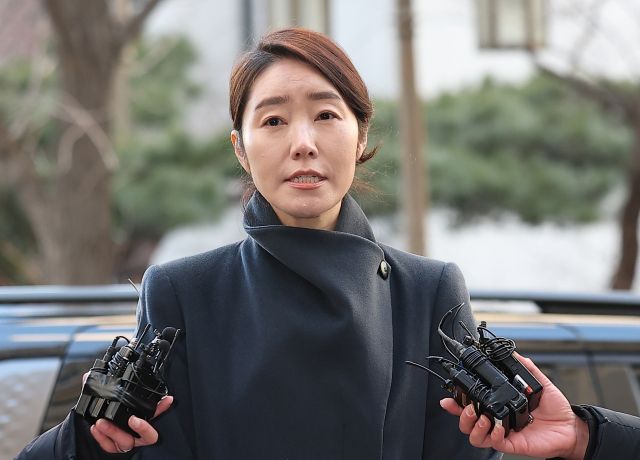 2022년 지방선거를 앞두고 전 사무국장 남모씨를 통해 김경 서울시의원이 공천 대가로 건넨 1억원을 수수한 혐의를 받는 무소속 강선우 의원이 20일 서울 마포구 서울경찰청 공공범죄수사대로 출석하며 취재진 질문에 답하고 있다. 연합뉴스