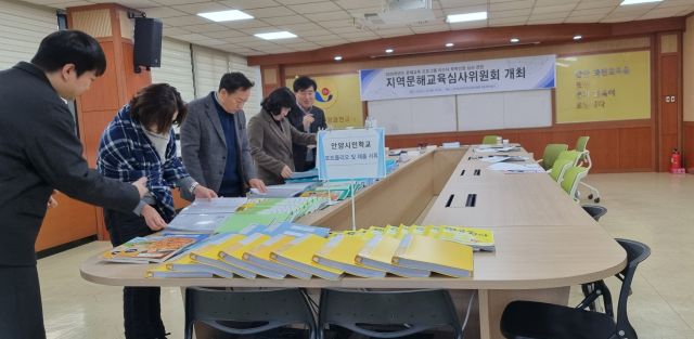 안양과천교육지원청은 20일 ‘지역문해교육심사위원회’를 열고, 2025학년도 문해교육 프로그램 초·중학 3단계 이수자 76명에 대한 학력을 최종 인정했다. 안양과천교육지원청 제공