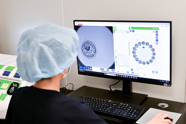 아인병원 아인비난임센터 생식의학연구소에서 연구원이 배아 발달 과정을 기록한 타임랩스 영상을 분석하고 있다. 아인병원 제공