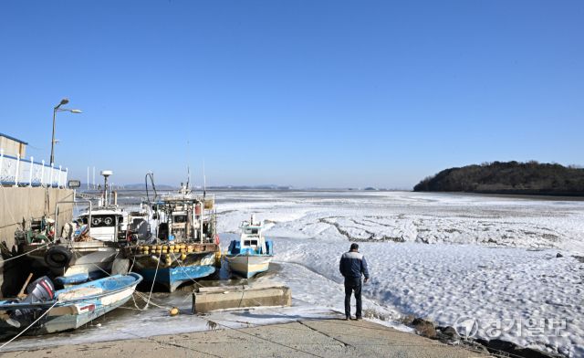 절기상 가장 춥다는 대한(大寒)인 20일 인천 중구 영종도 예단포 인근 갯벌 바닷물이 얼어 있다.조병석기자