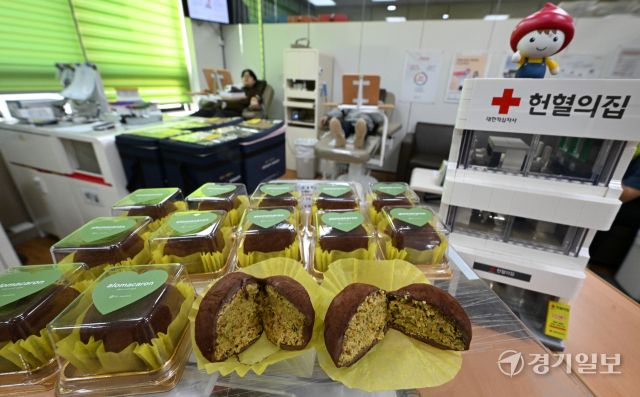 20일 오전 인천 연수구 대한적십자사 인천혈액원내 헌혈의 집에 전혈·혈소판 헌혈자에게 증정할 두바이쫀득쿠키가 놓여 있다. 겨울방학과 독감 유행으로 헌혈이 감소하는 가운데 대한적십자사 인천혈액원은 헌혈자의 만족도를 높이기 위해 이번 행사를 마련했다.조병석기자