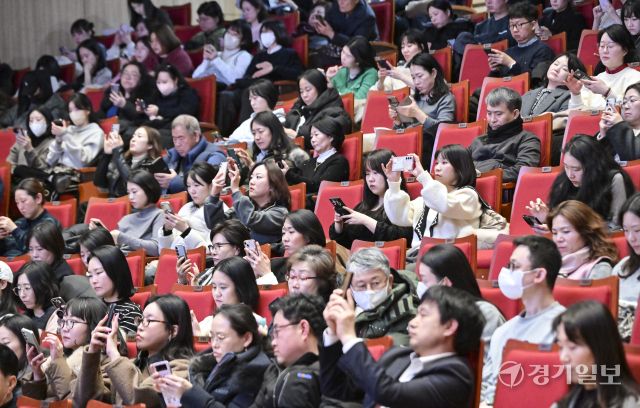 20일 오후 경기도교육청 남부청사 대강당에서 열린 '걱정말아요, 슬기로운 초등생활 토론회'에서 학부모들이 토론회 자료를 핸드폰으로 담고 있다. 이번 토론회는 초등새내기 학부모의 고민타파를 위해 진행됐다. 홍기웅기자