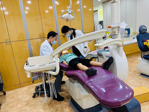 정왕보건지소 관계자들이 15일 ‘우리아이 소중한 이(齒) 건강지킴’ 프로그램의 일환으로 지역아동센터 아동의 치아 상태를 꼼꼼히 살피고 있다. 시흥시 제공