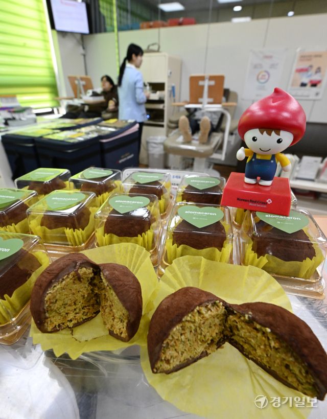 20일 오전 인천 연수구 대한적십자사 인천혈액원내 헌혈의 집에 전혈·혈소판 헌혈자에게 증정할 두바이쫀득쿠키가 놓여 있다. 겨울방학과 독감 유행으로 헌혈이 감소하는 가운데 대한적십자사 인천혈액원은 헌혈자의 만족도를 높이기 위해 이번 행사를 마련했다.조병석기자