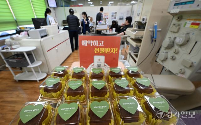 20일 오전 인천 연수구 대한적십자사 인천혈액원내 헌혈의 집에 전혈·혈소판 헌혈자에게 증정할 두바이쫀득쿠키가 놓여 있다. 겨울방학과 독감 유행으로 헌혈이 감소하는 가운데 대한적십자사 인천혈액원은 헌혈자의 만족도를 높이기 위해 이번 행사를 마련했다.조병석기자