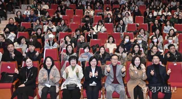 20일 오후 경기도교육청 남부청사 대강당에서 열린 '걱정말아요, 슬기로운 초등생활 토론회'에서 임태희 경기도교육감, 이애형 경기도의회 교육행정위원장 등이 기념촬영을 하고 있다. 이번 토론회는 초등새내기 학부모의 고민타파를 위해 진행됐다. 홍기웅기자