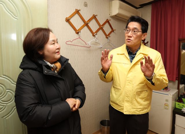 윤성진 화성특례시 제1부시장(오른쪽)이 21일 한파쉼터를 찾아 현장을 점검하고 있다. 화성특례시 제공