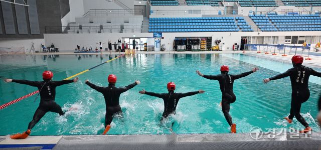 부평소방서 119구조대원들이 21일 인천 미추홀구 문학박태환수영장 다이빙풀에서 현장대응능력 강화를 위한 수난 인명구조훈련을 하고 있다. 조병석기자