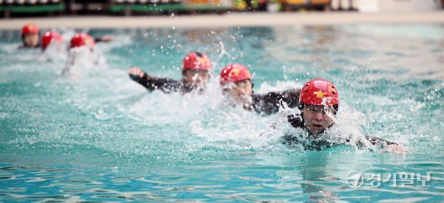 부평소방서 119구조대원들이 21일 인천 미추홀구 문학박태환수영장 다이빙풀에서 현장대응능력 강화를 위한 수난 인명구조훈련을 하고 있다. 조병석기자