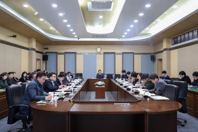 지난 20일 평택시의회가 3층 간담회장에서 열린 정기 의원간담회에서 지역 내 주요 사업 및 현안을 논의하고 있다. 평택시의회 제공