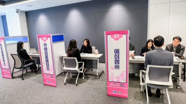 과천시가 지난해 개최한 취업 박람회에서 기업 관계자들이 취업자를 대상으로 면접을 실시하고 있다. 과천시 제공