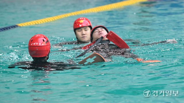 부평소방서 119구조대원들이 21일 인천 미추홀구 문학박태환수영장 다이빙풀에서 현장대응능력 강화를 위한 수난 인명구조훈련을 하고 있다. 조병석기자