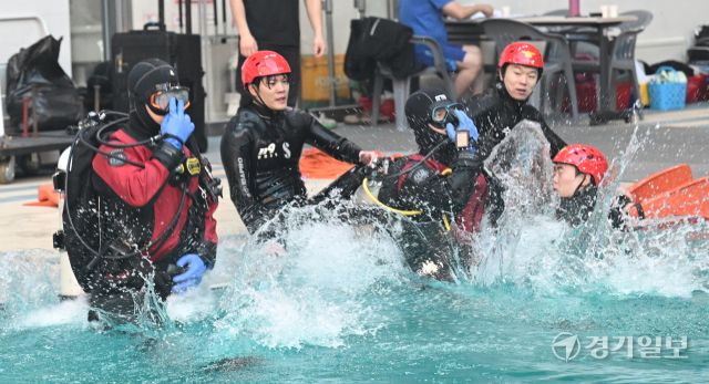 부평소방서 119구조대원들이 21일 인천 미추홀구 문학박태환수영장 다이빙풀에서 현장대응능력 강화를 위한 수난 인명구조훈련을 하고 있다. 조병석기자