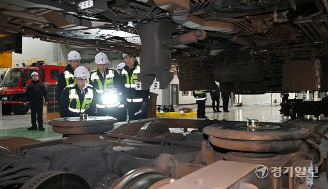 21일 인천 남동구 인천교통공사 운연차량사업소 정비창에서 최정규 사장이 2호선 전동차 차체(객실)와 분리된 대차를 점검하고 있다