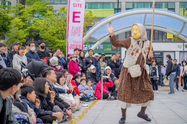 2025년 제21회 안산국제거리극축제 국내공식 참가작 '찰칵찰칵' 공연하는 모습. 안산문화재단 제공